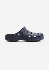 Granatowe Klapki Glassy. Niebieskie klapki męskie Born2be, bez wzorów, z gumy, z okrągłym noskiem, bez zapięcia. Za 29.99 zł.