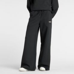 Spodnie damskie New Balance WP53903BK – czarne. Czarne spodnie materiałowe damskie New Balance, z aplikacjami, z bawełny, klasyczne, z podwyższonym stanem. Za 279.99 zł.