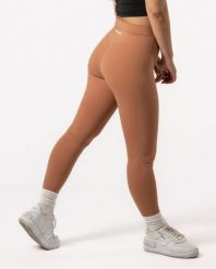Damskie legginsy 7/8 na jogę i pilates, bez przedniego szwu – karmelowy. Brązowe legginsy damskie AESTHETIC WOLF, bez wzorów, z dzianiny. Za 149.99 zł.