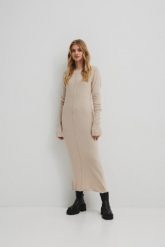 Wełniana sukienka maxi w kolorze CLASSIC BEIGE - SILMA-XS/S. Brązowe sukienki damskie Marsala, na co dzień, s, bez wzorów, z kaszmiru, bez kołnierzyka, bez ramiączek, maxi. W wyprzedaży za 74.97 zł.