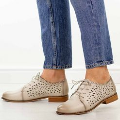 Beżowe ażurowe skórzane półbuty damskie Cambell 19386. Brązowe półbuty damskie Cambell, na lato, w ażurowe wzory, z jeansu, biznesowe, z okrągłym noskiem, bez obcasa, na obcasie, bez zapięcia. Za 239.00 zł.