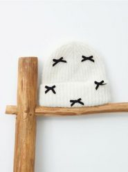 Czapka premium z alpaki z ozdobnymi kokardami - kremowy. Białe czapki damskie Sinsay, bez wzorów. Za 29.99 zł.
