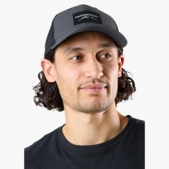 Czapka z daszkiem hiking unisex Swedemount Lofoten Trucker Cap II. Czarne czapki damskie SWEDEMOUNT, bez wzorów, sportowe. W wyprzedaży za 71.99 zł.