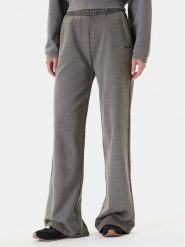 Guess Spodnie dresowe V5RB17 KCOS1 Szary Regular Fit. Szare spodnie dresowe damskie Guess, z aplikacjami, z bawełny. Za 259.99 zł.