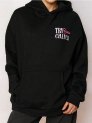 Bluza hoodie z nadrukiem na plecach - czarny. Czarne bluzy damskie Sinsay, l, bez wzorów, bez ramiączek, bez kaptura. Za 49.99 zł.