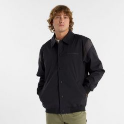 Kurtka męska New Balance MO51507BK – czarna. Czarne kurtki męskie New Balance, m, bez wzorów, z bawełny, klasyczne, bez kaptura. Za 399.99 zł.