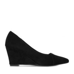 Czółenka MEXX. Czarne czółenka damskie Mexx, bez wzorów, bez obcasa, bez zapięcia. Za 329.99 zł.