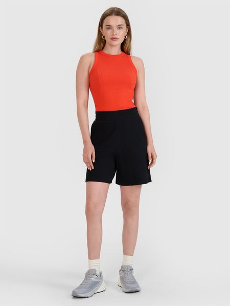 4F Spodenki dresowe ze strukturalnej dzianiny damskie - czarne S. Czarne szorty damskie 4F, bez wzorów, z bawełny, sportowe. W wyprzedaży za 59.99 zł.