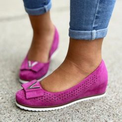 Fuksjowe ażurowe czółenka damskie na koturnie M.Daszyński Sa199-6. Czerwone czółenka damskie M.Daszyński, na jesień, w ażurowe wzory, z zamszu, eleganckie, z okrągłym noskiem, bez obcasa, na koturnie, bez zapięcia. Za 169.00 zł.