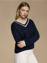 Sweter z kontrastowym dekoltem - granatowy. Niebieskie swetry nierozpinane damskie Sinsay, l, bez wzorów, bez kołnierzyka, bez ramiączek. Za 49.99 zł.