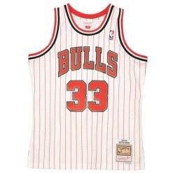 Koszulka Chicago Bulls NBA Reload Swingman 1995/96. Białe bluzki damskie Mitchell & Ness, bez wzorów, sportowe, bez kołnierzyka, bez ramiączek. Za 497.00 zł.