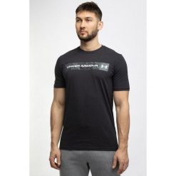 Koszulka sportowa męska Under Armour Camo Chest Stripe SS. Czarne koszulki sportowe męskie Under Armour, m, bez wzorów, bez ramiączek, do piłki nożnej. Za 114.00 zł.