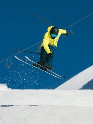 4F Kurtka narciarska membrana 10000 męska - zielona L. Zielone kurtki sportowe męskie 4F, na zimę, l, bez wzorów, z materiału, bez kaptura, narciarskie. Za 799.99 zł.