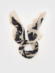 Wzorzysty szal z domieszką wełny - brązowy. Brązowe szaliki damskie Reserved, bez wzorów, z wełny. W wyprzedaży za 27.99 zł.