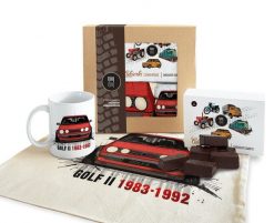 Golf II — paczka (Zawartość paczki: koszulka, torba, kubek, słodycze; Rozmiar koszulki / bluzy: 4XL (męska); Kolor koszulki / bluzy: jasnoszary melanż. Szare swetry męskie nikiniki, m, bez wzorów, z bawełny, klasyczne, bez kołnierzyka, bez ramiączek. Za 169.00 zł.