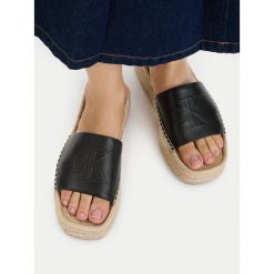Klapki Calvin Klein. Czarne klapki damskie Calvin Klein, bez wzorów, bez obcasa, bez zapięcia. Za 258.99 zł.