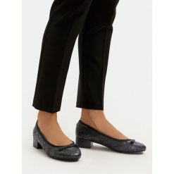 Czółenka Steve Madden. Czarne czółenka damskie Steve Madden, bez wzorów, bez obcasa, bez zapięcia. Za 241.99 zł.