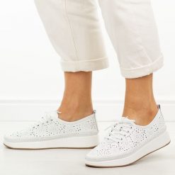 Białe skórzane ażurowe półbuty damskie Filippo Dp4606/26. Białe półbuty damskie Filippo, na jesień, w ażurowe wzory, z jeansu, klasyczne, z okrągłym noskiem, bez obcasa, na koturnie, bez zapięcia. Za 239.00 zł.