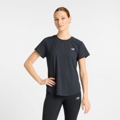 Koszulka damska New Balance WT51227BK – czarna. Czarne bluzki damskie New Balance, s, bez wzorów, z lycry, eleganckie, bez kołnierzyka, bez ramiączek. Za 359.99 zł.