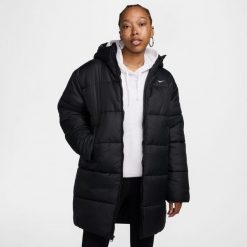 Kurtka uniwersalna damska Nike W Nsw Tf Snfl Nk Clsc Prka. Czarne kurtki damskie Nike, na jesień, l, bez wzorów, z materiału, z kapturem. Za 756.00 zł.