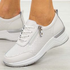 Białe skórzane półbuty damskie Jezzi 4634. Białe półbuty damskie Jezzi, na jesień, bez wzorów, z jeansu, biznesowe, bez obcasa, bez zapięcia. Za 259.00 zł.