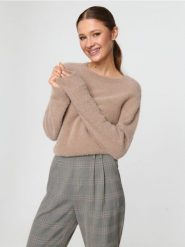 Sweter z miękkiej dzianiny - beżowy. Brązowe swetry nierozpinane damskie Sinsay, l, bez wzorów, z dzianiny, bez kołnierzyka, bez ramiączek. Za 59.99 zł.