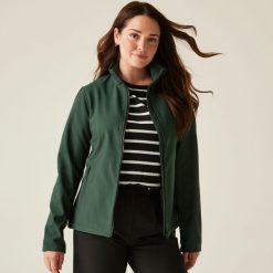 Damska kurtka softshell Ablaze z nadrukiem. Zielone kurtki sportowe damskie Regatta, na jesień, bez wzorów, z softshellu, bez ramiączek, bez kaptura, trekkingowe. W wyprzedaży za 169.99 zł.