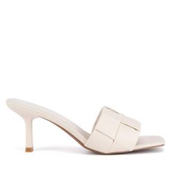 Klapki JENNY. Brązowe klapki damskie Jenny, bez wzorów, bez obcasa, bez zapięcia. Za 139.99 zł.