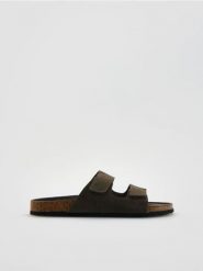 Zamszowe klapki - ciemnobrązowy. Brązowe klapki męskie Reserved, bez wzorów, z zamszu, bez zapięcia. Za 139.99 zł.