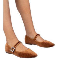 Brązowe damskie balerinki welurowe z klamrą. Brązowe balerinki damskie bez wzorów, z jeansu, eleganckie, bez obcasa, na obcasie, bez zapięcia. Za 77.42 zł.