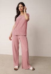 Różowe Szerokie Spodnie z Wysokim Stanem ze Zwiewnej Tkaniny z Plisami Galiris. Czerwone spodnie materiałowe damskie Born2be, bez wzorów, z jeansu, biznesowe, z podwyższonym stanem, długie. Za 59.99 zł.