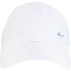 Czapka z daszkiem Nike NSW Dri-FIT Metal Swoosh. Białe czapki damskie Nike, bez wzorów, sportowe. Za 99.00 zł.