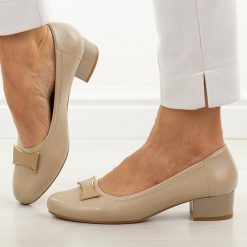 Beżowe czółenka damskie na obcasie Jezzi asa200-15. Brązowe czółenka damskie Jezzi, na jesień, z aplikacjami, z materiału, eleganckie, bez obcasa, na obcasie, bez zapięcia. Za 189.00 zł.