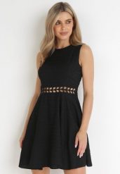 Czarna Sukienka Mini z Ozdobnymi Wycięciami w Talii Semira. Czarne sukienki damskie Born2be, m, w ażurowe wzory, z koronki, bez kołnierzyka, bez ramiączek, mini, rozkloszowane. Za 129.99 zł.