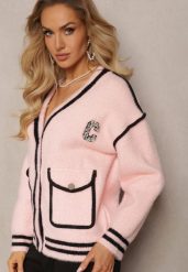 Różowy Zapinany Kardigan z Wiskozy z Naszywką w Cyrkonie Eldarin. Czerwone kardigany damskie Renee, z aplikacjami, z dzianiny, bez kołnierzyka. Za 209.99 zł.