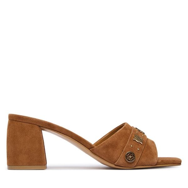 Klapki Guess. Brązowe klapki damskie Guess, z aplikacjami, bez obcasa, bez zapięcia. Za 336.99 zł.