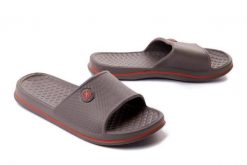 AXIM 7K23767 dark grey, klapki basenowe damskie. Szare klapki damskie Axim, bez wzorów, bez obcasa, bez zapięcia. Za 34.99 zł.