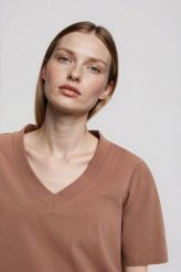 T-shirt z dekoltem w serek beżowy. Brązowe t-shirty damskie MOODO, l, bez wzorów, z bawełny, bez kołnierzyka, bez ramiączek. Za 39.99 zł.