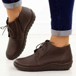 Czekoladowe skórzane Polskie botki damskie zimowe Deoni D466. Brązowe botki damskie Deoni, na jesień, bez wzorów, z jeansu, klasyczne, z okrągłym noskiem, bez obcasa, na płaskiej podeszwie, bez zapięcia. W wyprzedaży za 367.20 zł.