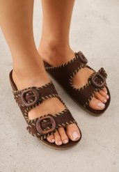 Brązowe Klapki VICES Ozdobione Przeszyciami i Klamrami z Imitacji Drewna Kallinope. Brązowe klapki damskie Born2be, bez wzorów, klasyczne, bez obcasa, na płaskiej podeszwie, bez zapięcia. Za 99.99 zł.