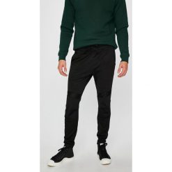 G-Star Raw - Spodnie. Czarne spodnie materiałowe męskie G-Star Raw, bez wzorów, z bawełny. W wyprzedaży za 299.90 zł.