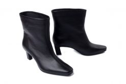 BOCCATO 8022 czarne lico, botki damskie. Czarne botki damskie Boccato, bez wzorów, z polaru, bez obcasa, na obcasie, bez zapięcia. Za 428.32 zł.