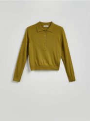 Sweter polo z domieszką wełny - oliwkowy. Zielone swetry nierozpinane damskie Reserved, l, bez wzorów, z dzianiny, bez kołnierzyka, bez ramiączek. W wyprzedaży za 39.99 zł.
