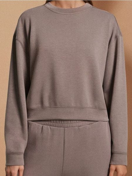 Bluza basic - brązowy. Brązowe bluzy damskie Sinsay, l, bez wzorów, z dzianiny, bez ramiączek, bez kaptura. W wyprzedaży za 19.99 zł.