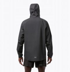 Kurtka przeciwdeszczowa NNormal Trail Rain Jacket - black. Czarne kurtki męskie Mac in Sac, m, bez wzorów, bez kaptura. Za 1,075.20 zł.