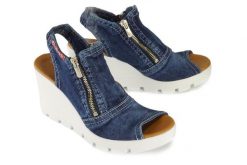 ARTIKER RELAKS 44C0113 jeans, sandały damskie. Niebieskie sandały damskie Artiker Relaks, bez wzorów, z gumy, bez obcasa, na koturnie, bez zapięcia. Za 155.94 zł.