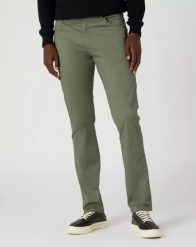WRANGLER LARSTON MĘSKIE SPODNIE MATERIAŁOWE DUSTY OLIVE W18SEAX45 112330756. Zielone spodnie materiałowe męskie Wrangler, bez wzorów, z materiału. Za 229.99 zł.