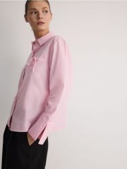 Koszula z ozdobną kokardą - różowy. Czerwone koszule damskie Reserved, l, bez wzorów, z bawełny, bez kołnierzyka, bez ramiączek. W wyprzedaży za 49.99 zł.