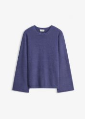 Miękki sweter z szerokimi rękawami. Niebieskie swetry nierozpinane damskie bonprix, bez wzorów, bez kołnierzyka, bez ramiączek. Za 129.99 zł.