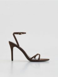 Sandały na szpilce - ciemnobrązowy. Brązowe sandały damskie Reserved, bez wzorów, bez obcasa, na szpilce, bez zapięcia. Za 159.99 zł.